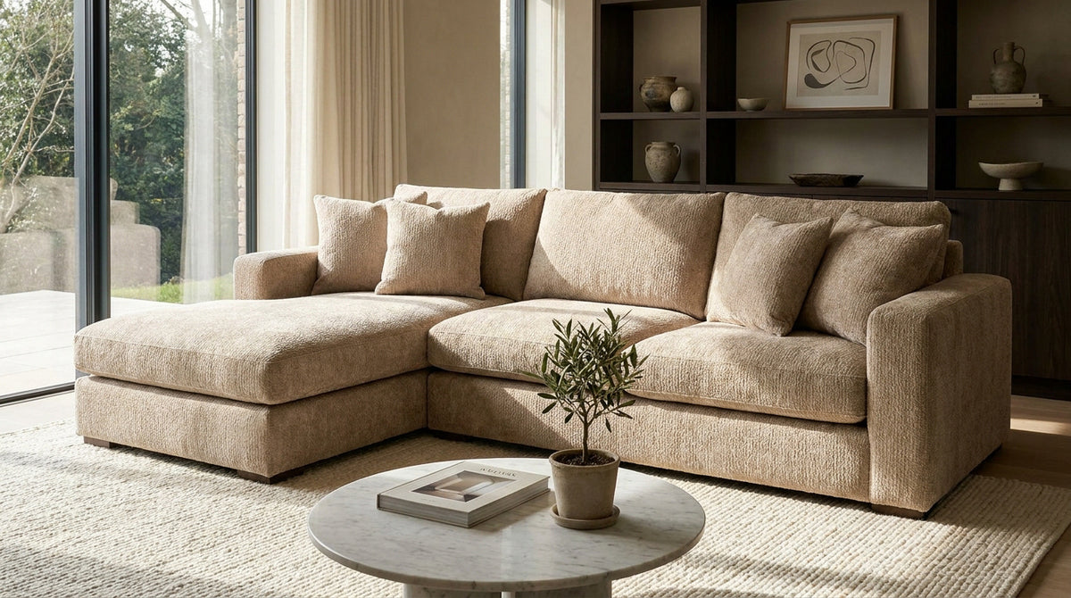 Canapé en chenille beige : douceur et résistance pour votre salon