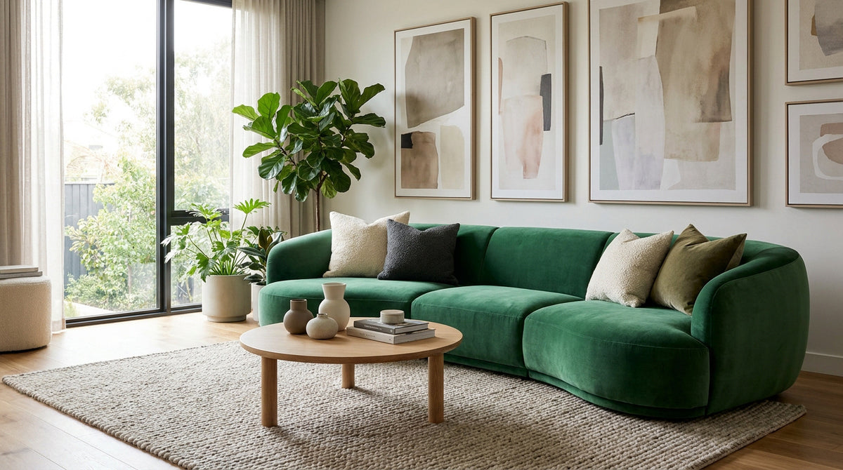 Réussir sa décoration de salon avec un canapé arrondi vert