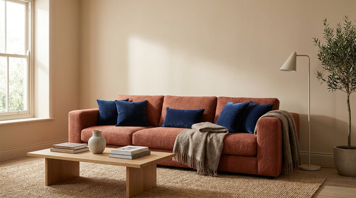 Canapé terracotta : quelle couleur de mur pour le sublimer ?